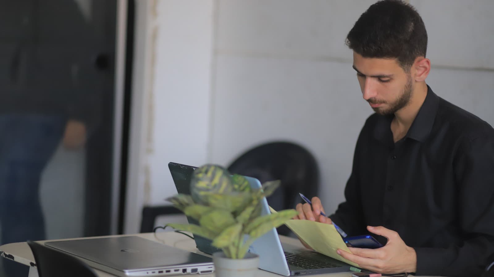 Nizar conducting student evaluation work for Masarat Initiative